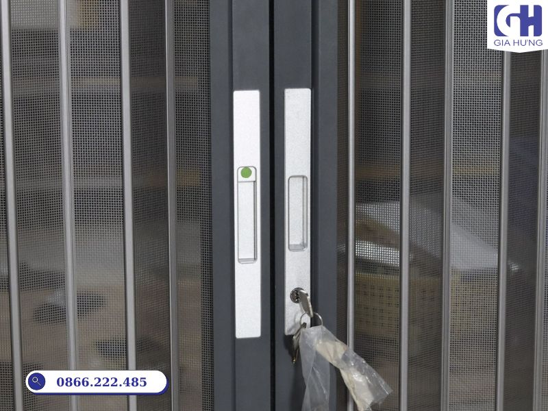 khóa chìa cửa xếp lá nhôm